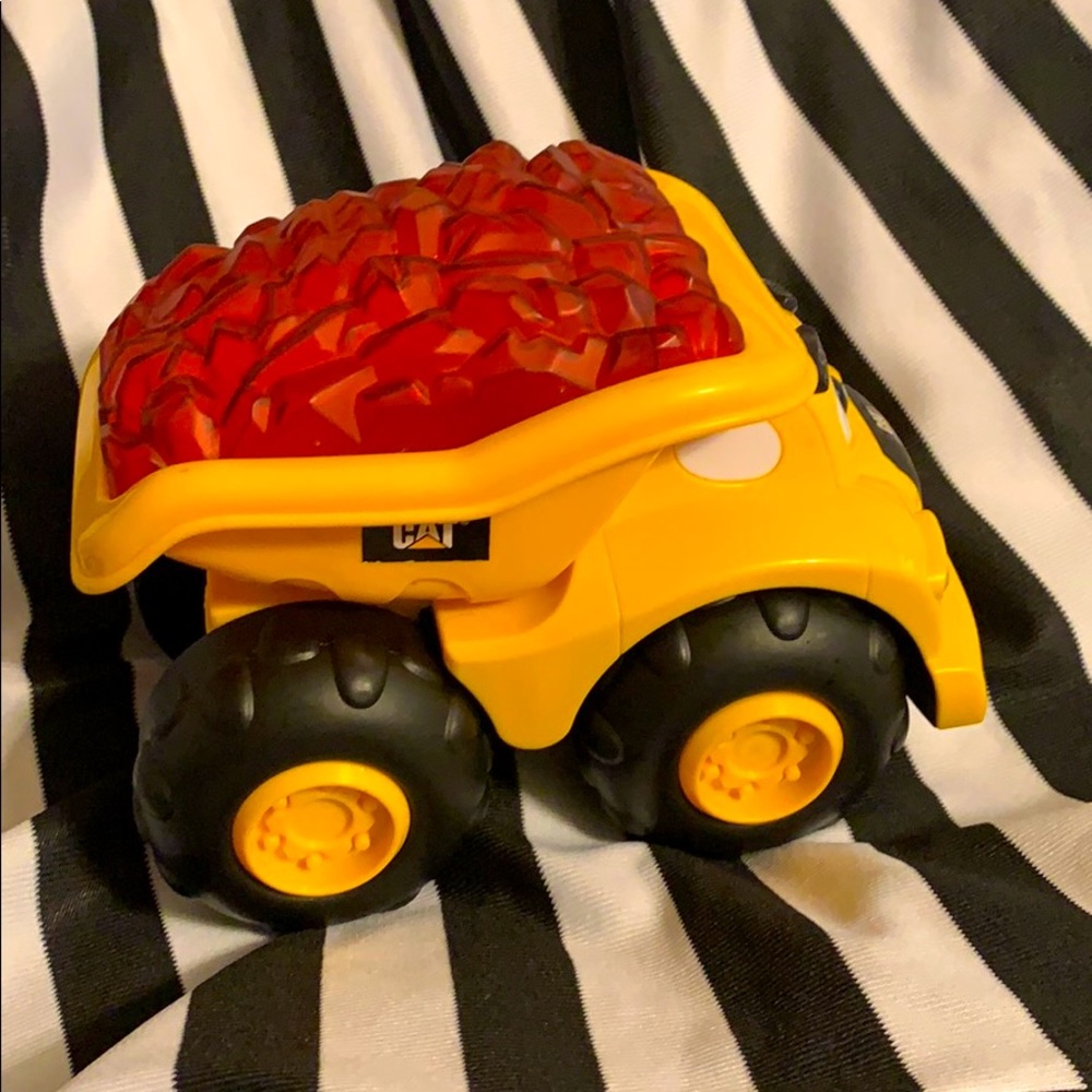 Caterpillar dump truck toy